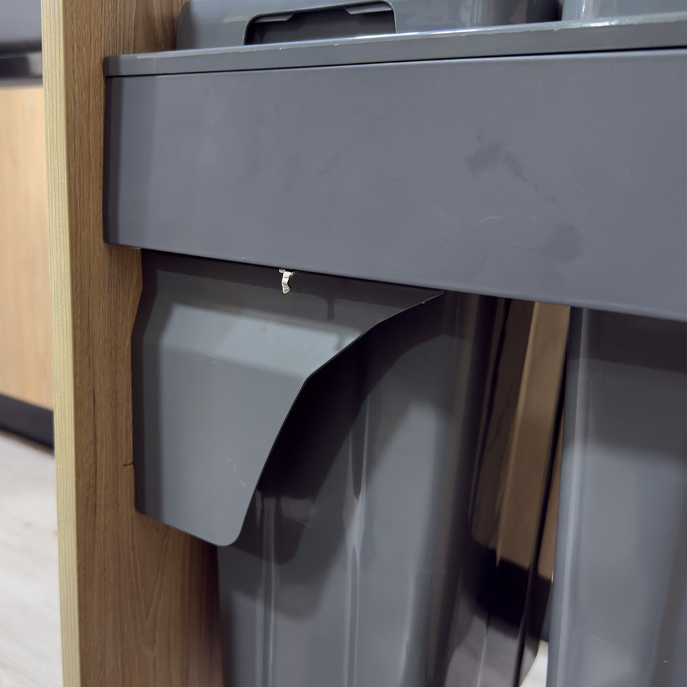 Basurero Reciclaje 2 Contenedores Gris Anclado a Puerta (36 L)